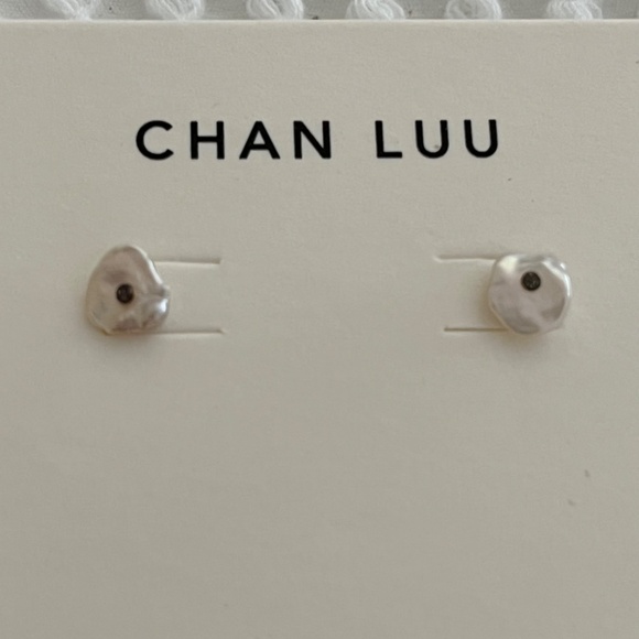 NWT Chan Luu Pearl Stud Earrings - Picture 3 of 13